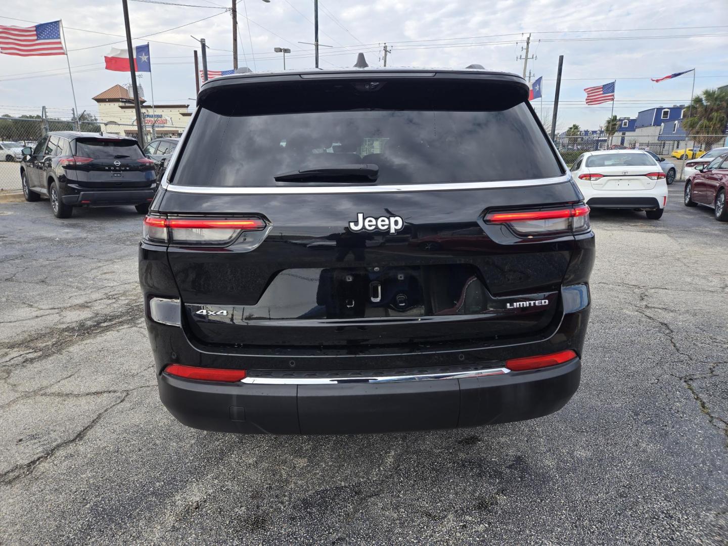2024 Black /Black Jeep Grand Cherokee L Limited 4WD (1C4RJKBG9R8) with an 3.6L V6 DOHC 24V engine, 8A transmission, located at 1842 Wirt Road, Houston, TX, 77055, (713) 973-3903, 29.805330, -95.484787 - Photo#3