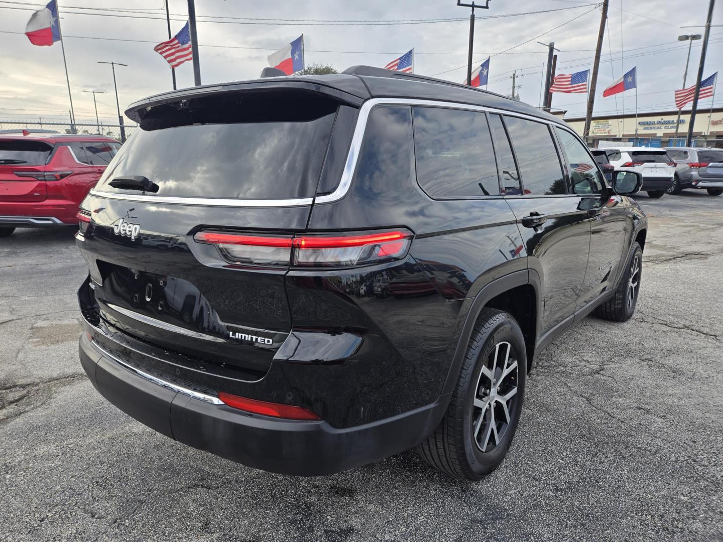 2024 Black /Black Jeep Grand Cherokee L Limited 4WD (1C4RJKBG9R8) with an 3.6L V6 DOHC 24V engine, 8A transmission, located at 1842 Wirt Road, Houston, TX, 77055, (713) 973-3903, 29.805330, -95.484787 - Photo#4