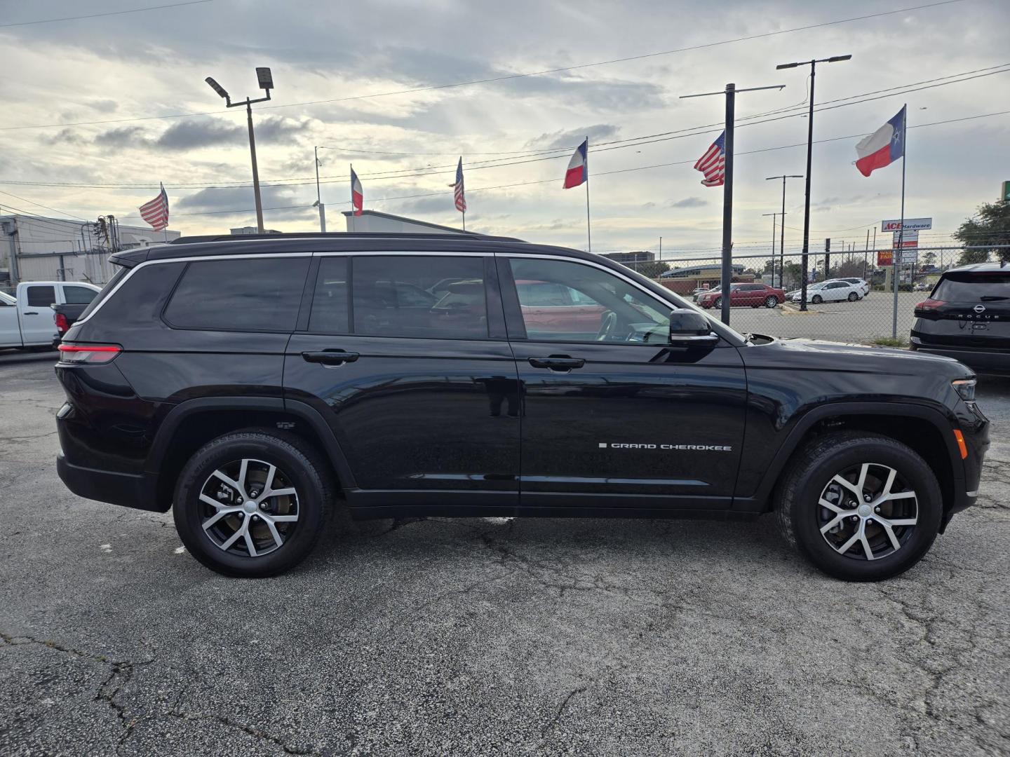 2024 Black /Black Jeep Grand Cherokee L Limited 4WD (1C4RJKBG9R8) with an 3.6L V6 DOHC 24V engine, 8A transmission, located at 1842 Wirt Road, Houston, TX, 77055, (713) 973-3903, 29.805330, -95.484787 - Photo#5