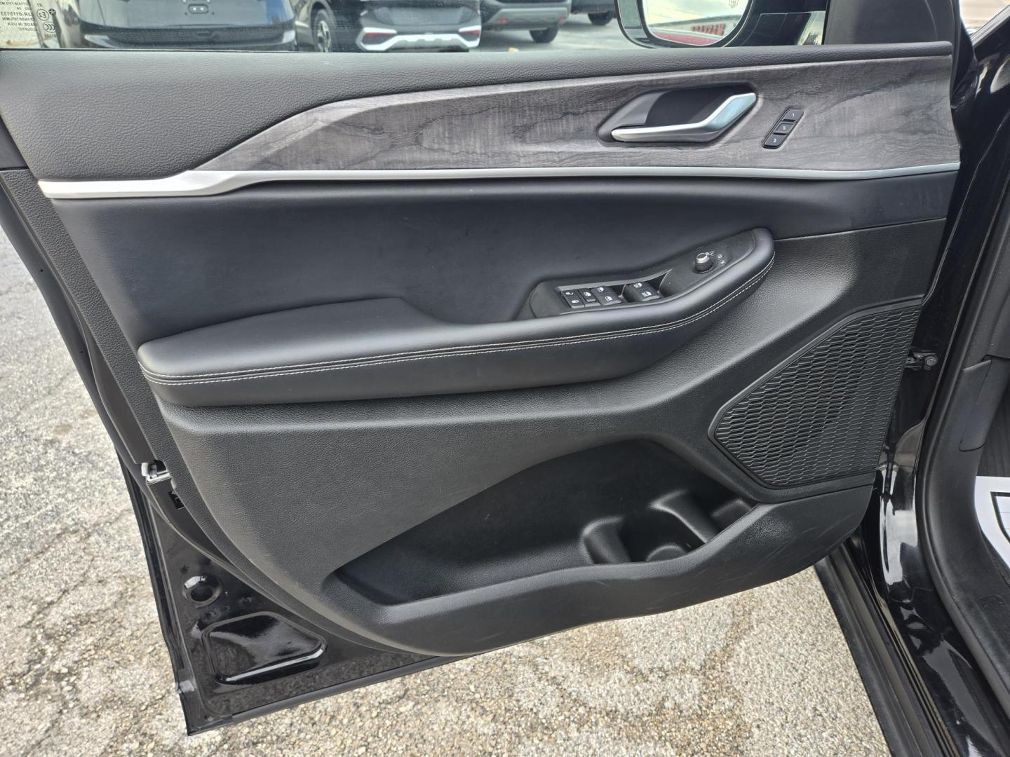 2024 Black /Black Jeep Grand Cherokee L Limited 4WD (1C4RJKBG9R8) with an 3.6L V6 DOHC 24V engine, 8A transmission, located at 1842 Wirt Road, Houston, TX, 77055, (713) 973-3903, 29.805330, -95.484787 - Photo#9