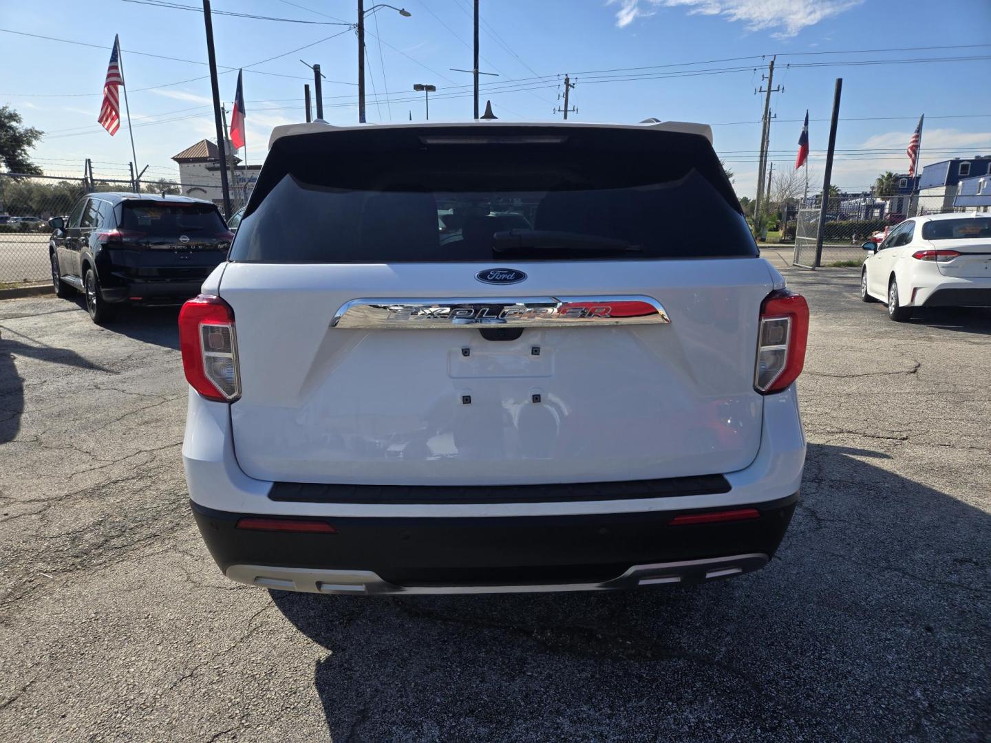 2023 White /Tan Ford Explorer XLT (1FMSK7DH9PG) with an 2.3L L4 DOHC 16V engine, 10A transmission, located at 1842 Wirt Road, Houston, TX, 77055, (713) 973-3903, 29.805330, -95.484787 - Photo#3