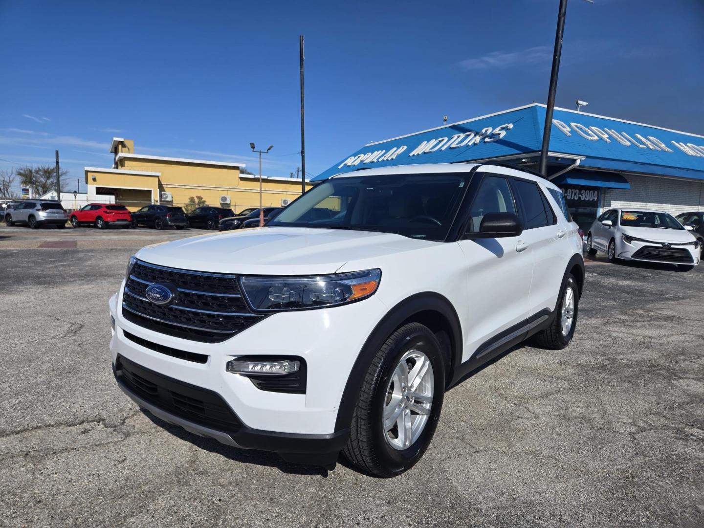 2023 White /Tan Ford Explorer XLT (1FMSK7DH9PG) with an 2.3L L4 DOHC 16V engine, 10A transmission, located at 1842 Wirt Road, Houston, TX, 77055, (713) 973-3903, 29.805330, -95.484787 - Photo#0