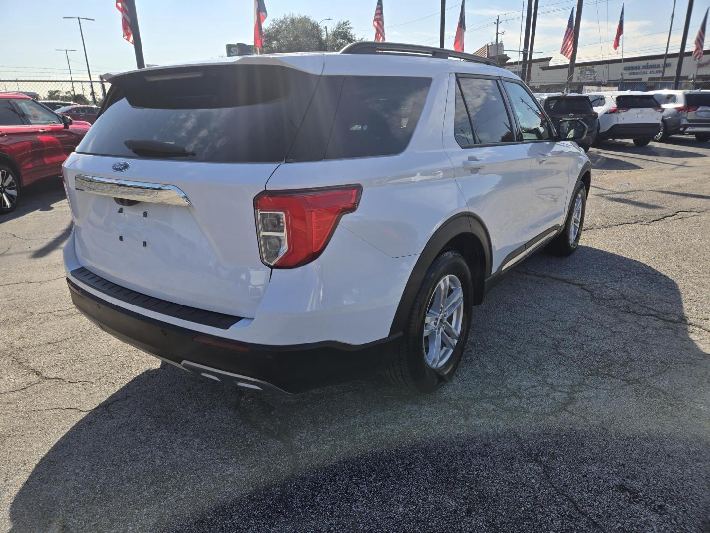 2023 White /Tan Ford Explorer XLT (1FMSK7DH9PG) with an 2.3L L4 DOHC 16V engine, 10A transmission, located at 1842 Wirt Road, Houston, TX, 77055, (713) 973-3903, 29.805330, -95.484787 - Photo#4