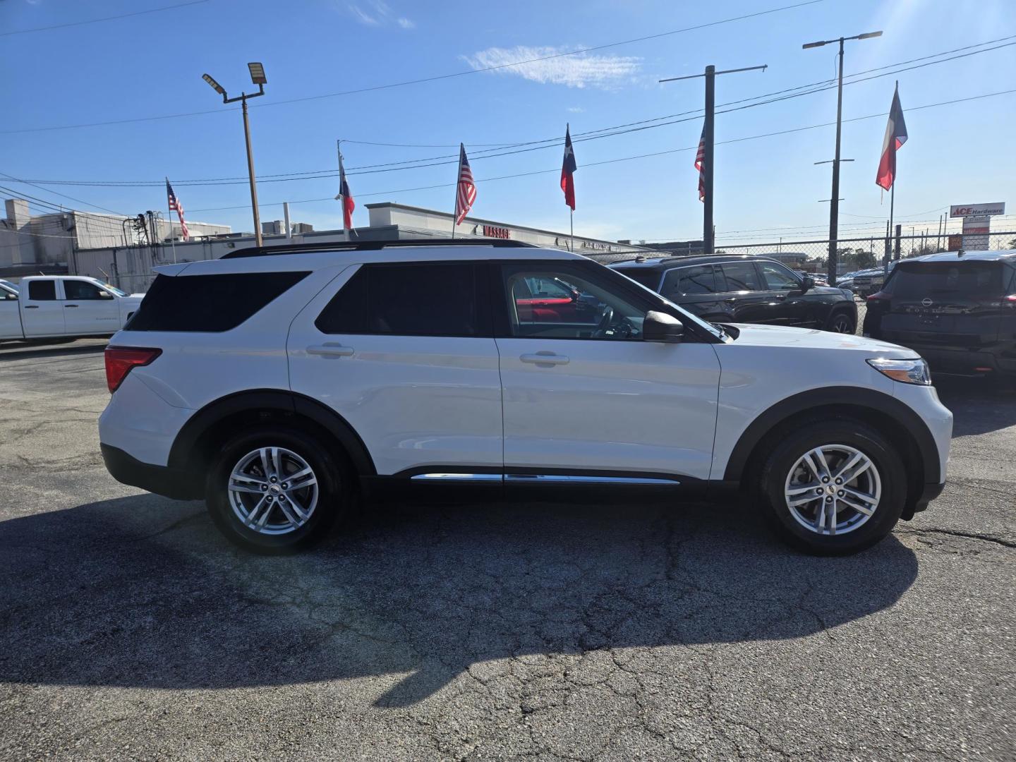 2023 White /Tan Ford Explorer XLT (1FMSK7DH9PG) with an 2.3L L4 DOHC 16V engine, 10A transmission, located at 1842 Wirt Road, Houston, TX, 77055, (713) 973-3903, 29.805330, -95.484787 - Photo#5