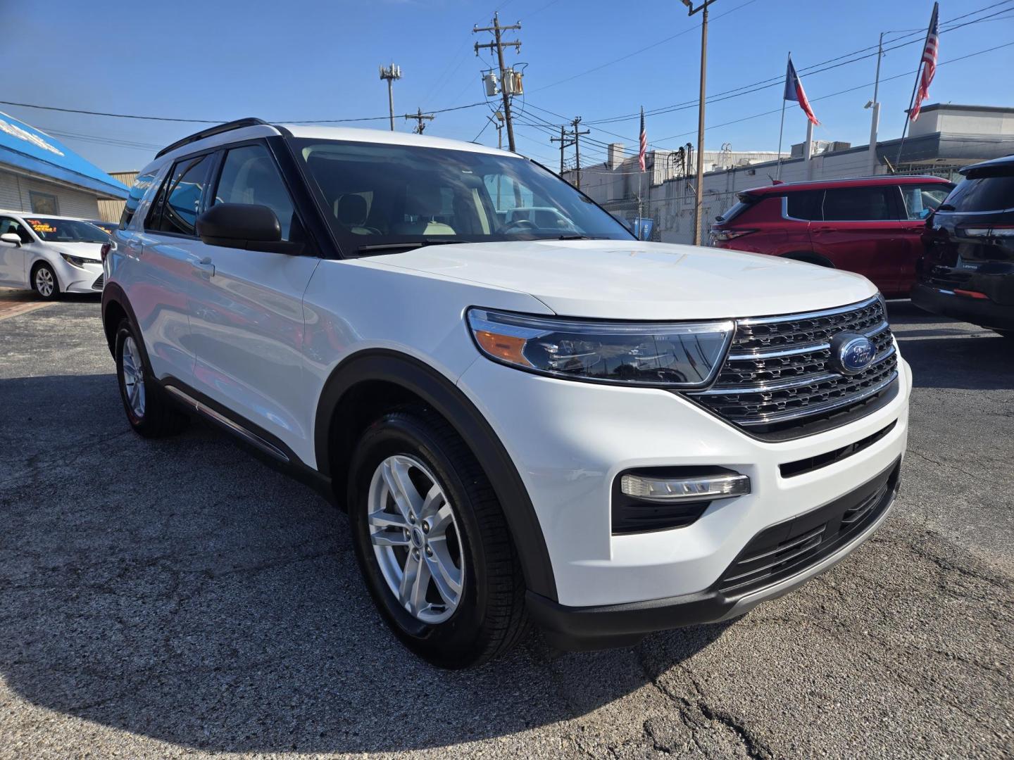 2023 White /Tan Ford Explorer XLT (1FMSK7DH9PG) with an 2.3L L4 DOHC 16V engine, 10A transmission, located at 1842 Wirt Road, Houston, TX, 77055, (713) 973-3903, 29.805330, -95.484787 - Photo#6