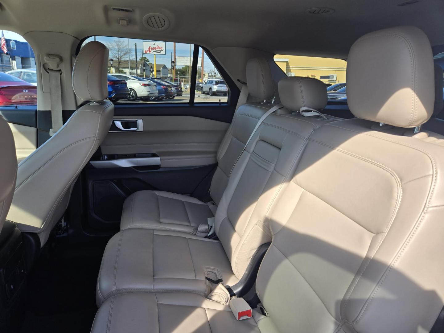 2023 White /Tan Ford Explorer XLT (1FMSK7DH9PG) with an 2.3L L4 DOHC 16V engine, 10A transmission, located at 1842 Wirt Road, Houston, TX, 77055, (713) 973-3903, 29.805330, -95.484787 - Photo#10