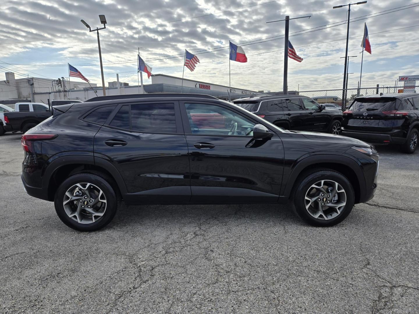 2025 Black /Black Chevrolet Trax LT (KL77LHEPXSC) with an 1.2L L3 TURBO engine, 6A transmission, located at 1842 Wirt Road, Houston, TX, 77055, (713) 973-3903, 29.805330, -95.484787 - Photo#5