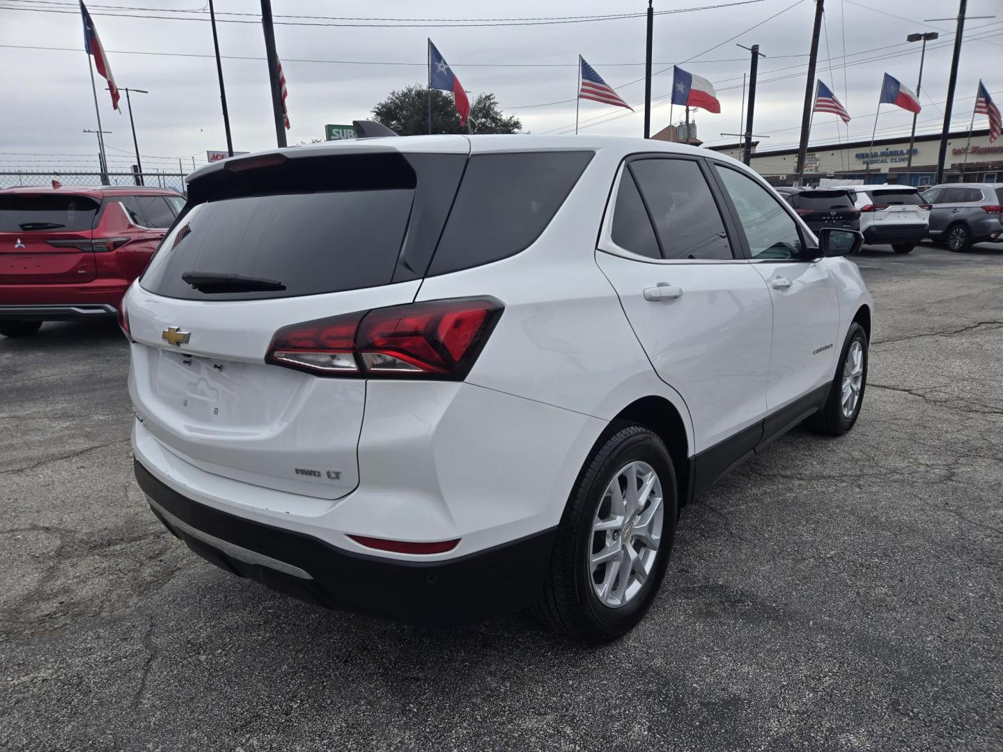 2024 White /Black Chevrolet Equinox LT AWD (3GNAXUEG2RL) with an 1.5L L4 DOHC 16V TURBO engine, 6A transmission, located at 1842 Wirt Road, Houston, TX, 77055, (713) 973-3903, 29.805330, -95.484787 - Photo#4