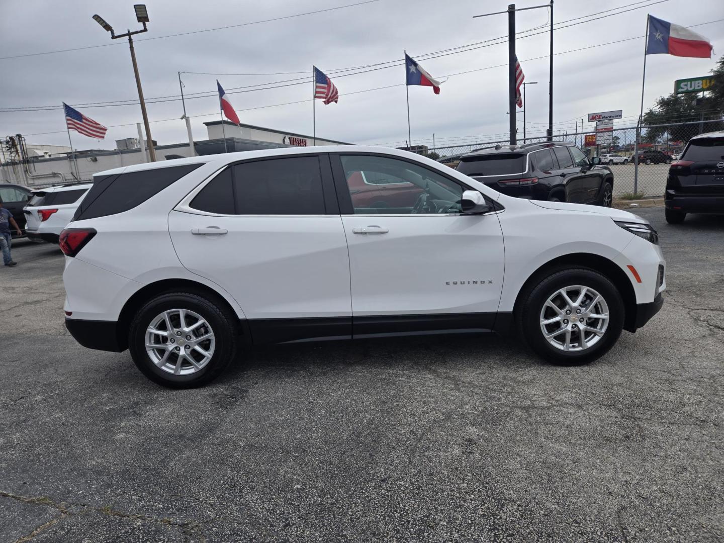 2024 White /Black Chevrolet Equinox LT AWD (3GNAXUEG2RL) with an 1.5L L4 DOHC 16V TURBO engine, 6A transmission, located at 1842 Wirt Road, Houston, TX, 77055, (713) 973-3903, 29.805330, -95.484787 - Photo#5