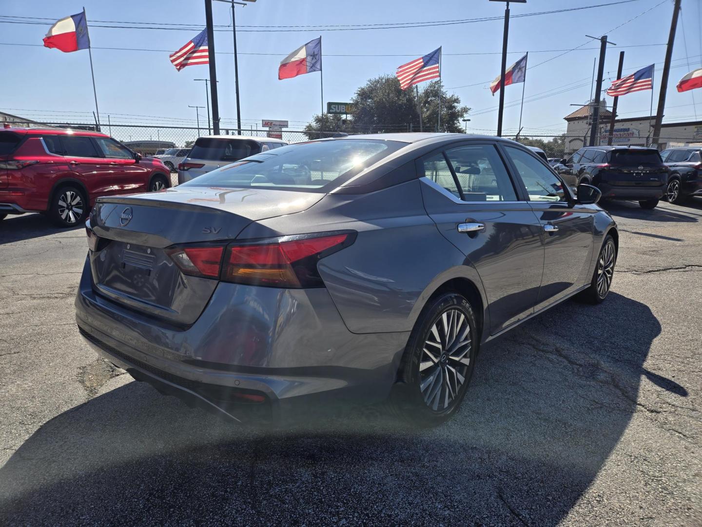 2024 Gray /Black Nissan Altima 2.5 SV (1N4BL4DV2RN) with an 2.5L L4 DOHC 16V engine, CVT transmission, located at 1842 Wirt Road, Houston, TX, 77055, (713) 973-3903, 29.805330, -95.484787 - Photo#4