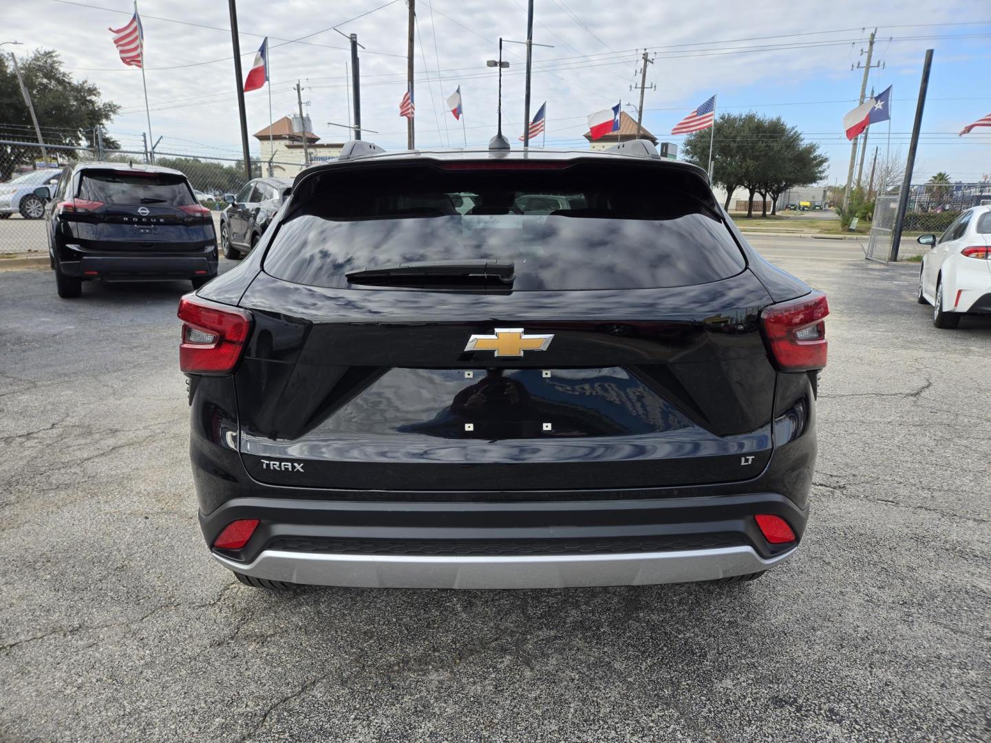 2025 Black /Black Chevrolet Trax LT (KL77LHEP5SC) with an 1.2L L3 TURBO engine, 6A transmission, located at 1842 Wirt Road, Houston, TX, 77055, (713) 973-3903, 29.805330, -95.484787 - Photo#3
