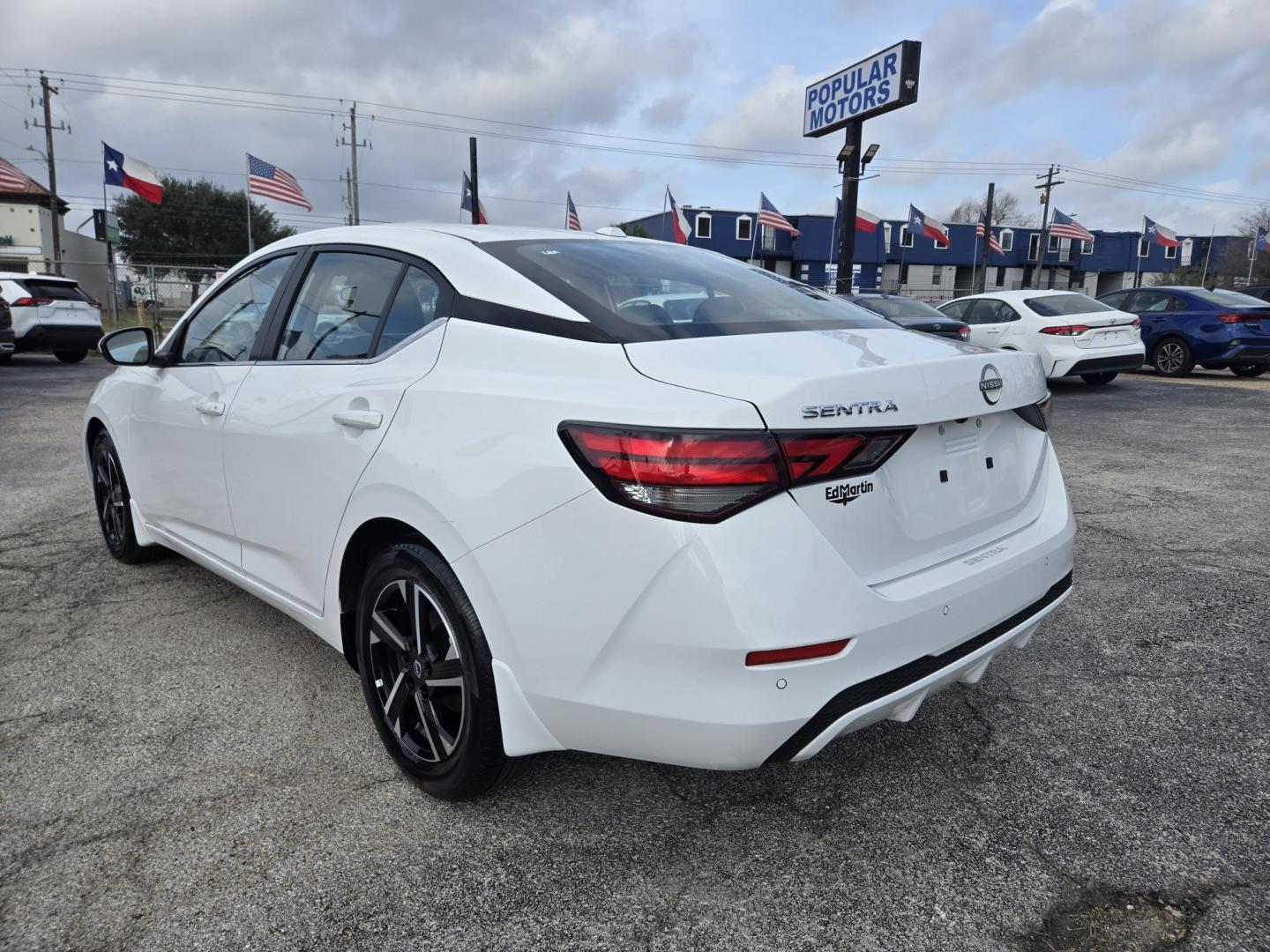 2025 White /Black Nissan Sentra SV (3N1AB8CV7SY) with an 1.8L L4 SFI DOHC 16V engine, CVT transmission, located at 1842 Wirt Road, Houston, TX, 77055, (713) 973-3903, 29.805330, -95.484787 - Photo#2