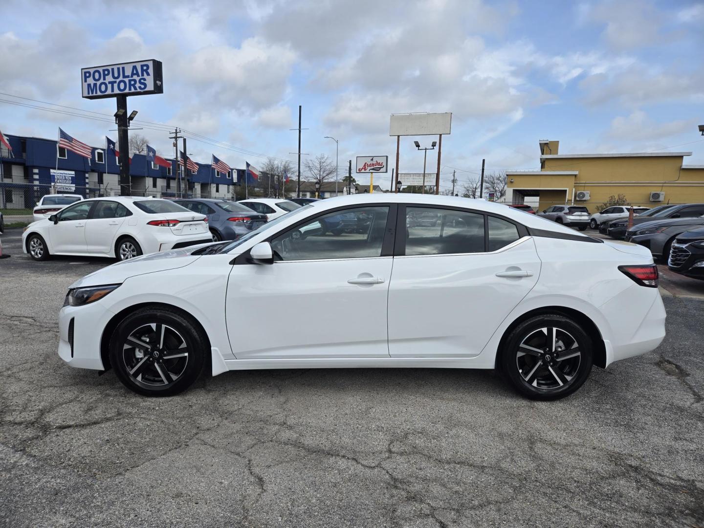 2025 White /Black Nissan Sentra SV (3N1AB8CV7SY) with an 1.8L L4 SFI DOHC 16V engine, CVT transmission, located at 1842 Wirt Road, Houston, TX, 77055, (713) 973-3903, 29.805330, -95.484787 - Photo#1