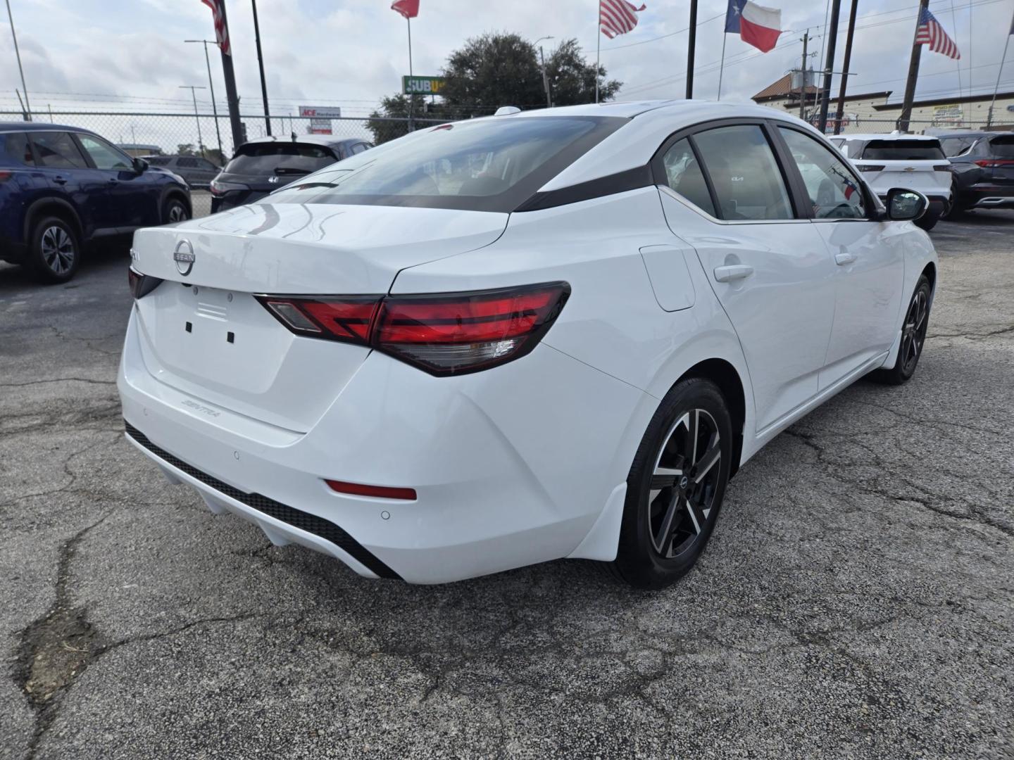 2025 White /Black Nissan Sentra SV (3N1AB8CV7SY) with an 1.8L L4 SFI DOHC 16V engine, CVT transmission, located at 1842 Wirt Road, Houston, TX, 77055, (713) 973-3903, 29.805330, -95.484787 - Photo#4
