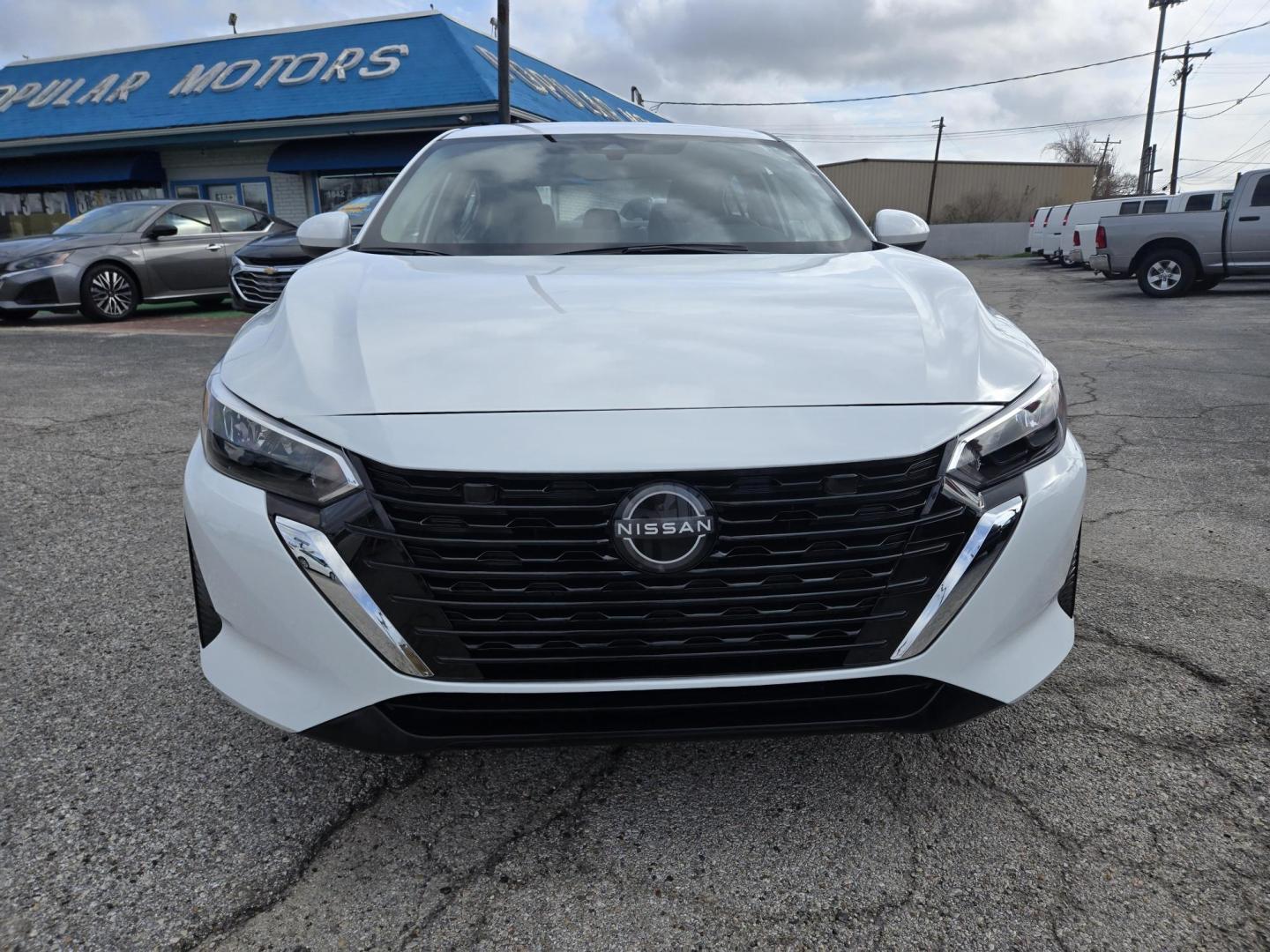 2025 White /Black Nissan Sentra SV (3N1AB8CV7SY) with an 1.8L L4 SFI DOHC 16V engine, CVT transmission, located at 1842 Wirt Road, Houston, TX, 77055, (713) 973-3903, 29.805330, -95.484787 - Photo#7