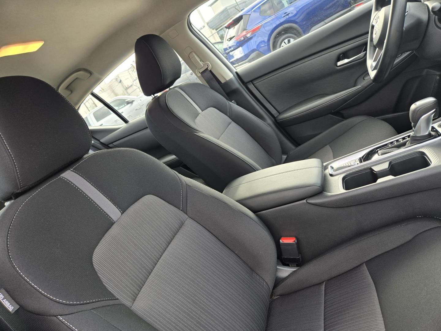 2025 White /Black Nissan Sentra SV (3N1AB8CV7SY) with an 1.8L L4 SFI DOHC 16V engine, CVT transmission, located at 1842 Wirt Road, Houston, TX, 77055, (713) 973-3903, 29.805330, -95.484787 - Photo#12