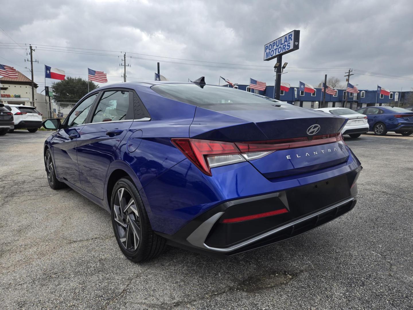 2025 BLUE /Black Hyundai Elantra SEL Convenience (KMHLS4DG1SU) with an 2.0L L4 DOHC 16V engine, 6A transmission, located at 1842 Wirt Road, Houston, TX, 77055, (713) 973-3903, 29.805330, -95.484787 - Photo#2