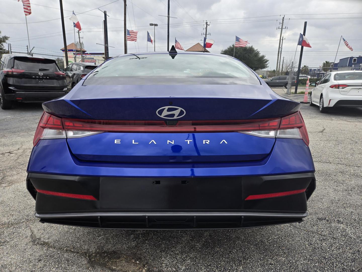 2025 BLUE /Black Hyundai Elantra SEL Convenience (KMHLS4DG1SU) with an 2.0L L4 DOHC 16V engine, 6A transmission, located at 1842 Wirt Road, Houston, TX, 77055, (713) 973-3903, 29.805330, -95.484787 - Photo#3