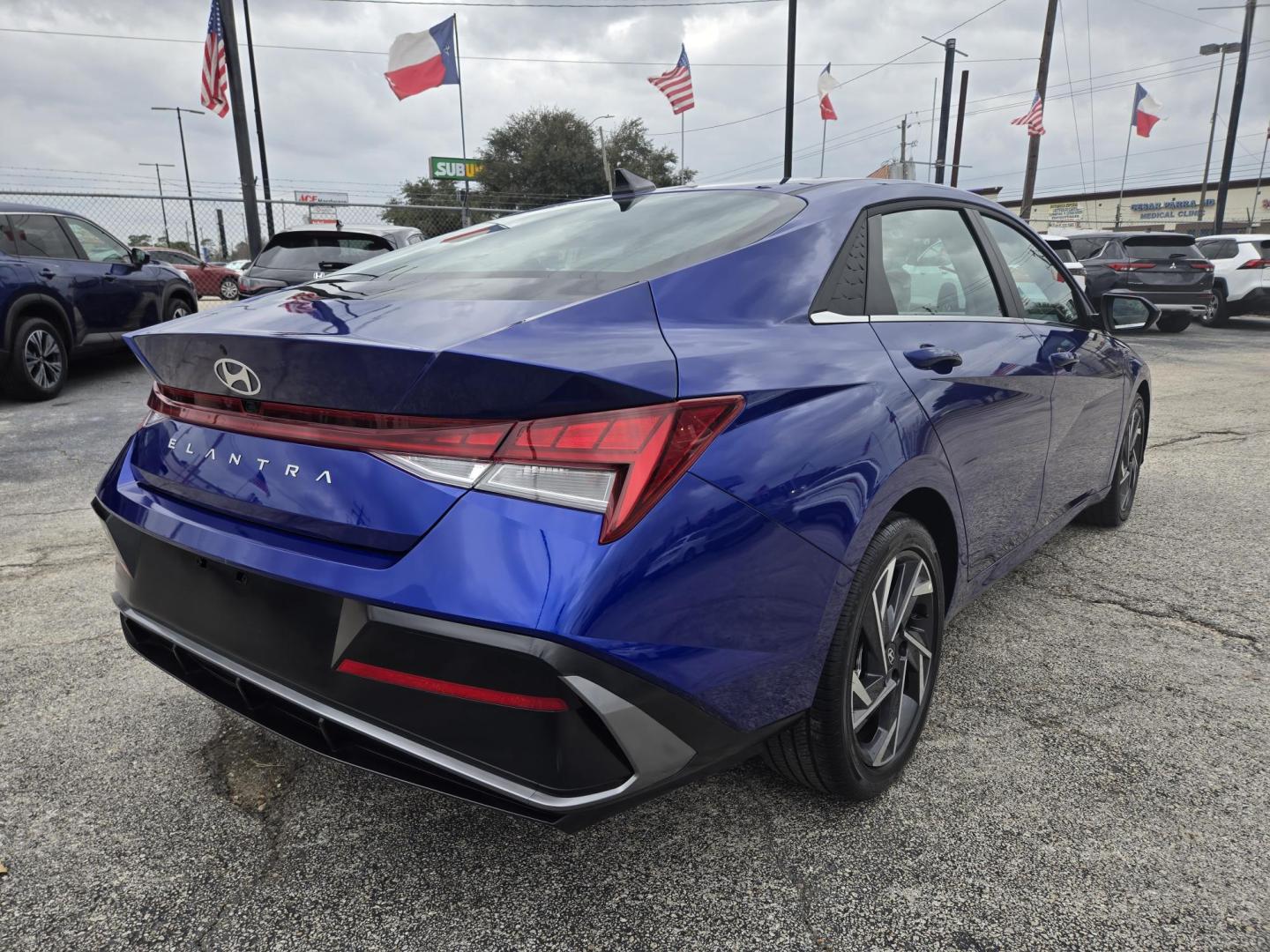 2025 BLUE /Black Hyundai Elantra SEL Convenience (KMHLS4DG1SU) with an 2.0L L4 DOHC 16V engine, 6A transmission, located at 1842 Wirt Road, Houston, TX, 77055, (713) 973-3903, 29.805330, -95.484787 - Photo#4