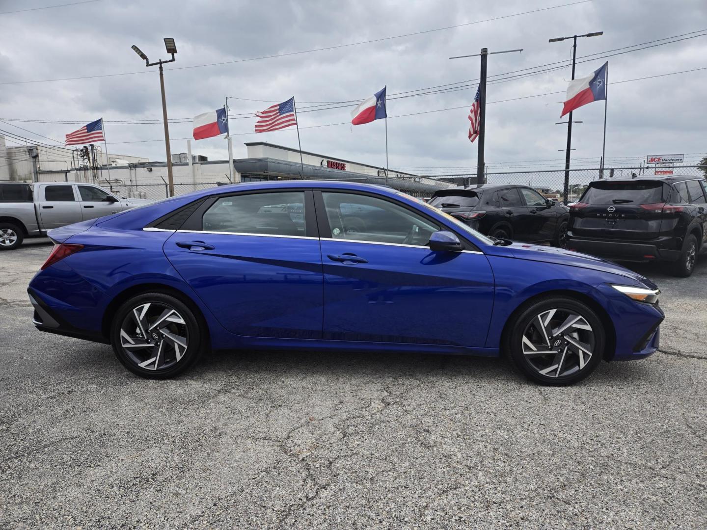 2025 BLUE /Black Hyundai Elantra SEL Convenience (KMHLS4DG1SU) with an 2.0L L4 DOHC 16V engine, 6A transmission, located at 1842 Wirt Road, Houston, TX, 77055, (713) 973-3903, 29.805330, -95.484787 - Photo#5