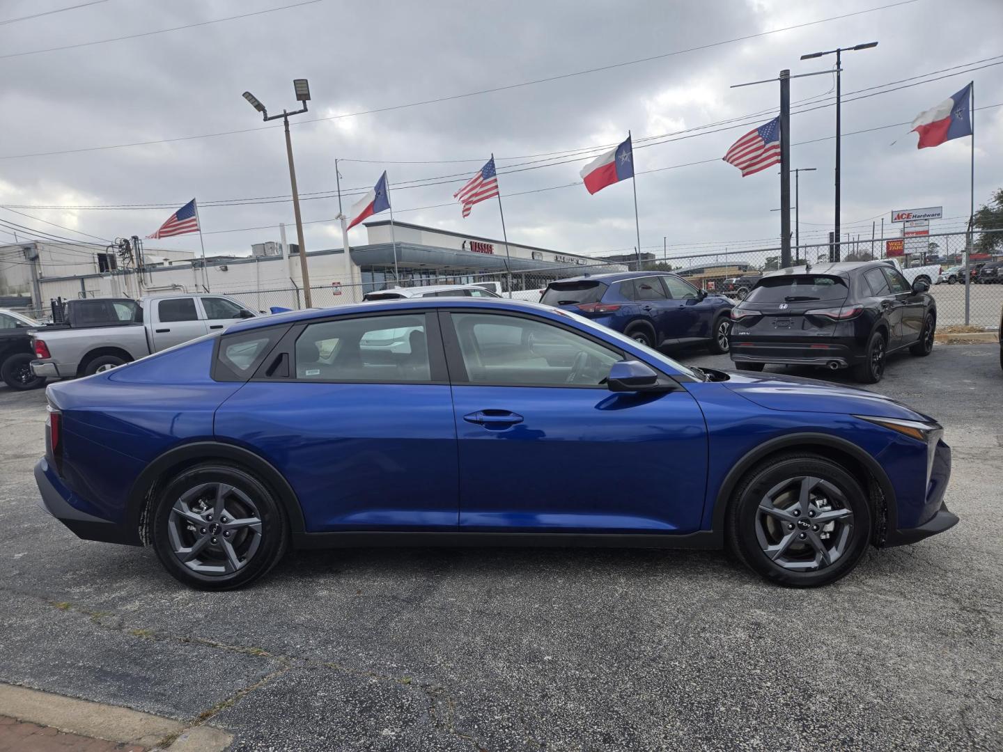2025 BLUE /Black Kia K4 LX (3KPFT4DE0SE) with an 2.0L L4 DOHC 16V engine, CVT transmission, located at 1842 Wirt Road, Houston, TX, 77055, (713) 973-3903, 29.805330, -95.484787 - Photo#5
