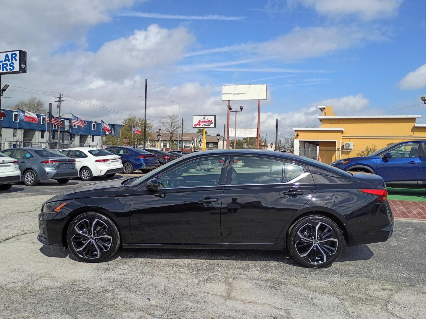 2025 Black /Black Nissan Altima 2.5 SR (1N4BL4CV1SN) with an 2.5L L4 DOHC 16V engine, CVT transmission, located at 1842 Wirt Road, Houston, TX, 77055, (713) 973-3903, 29.805330, -95.484787 - Photo#1