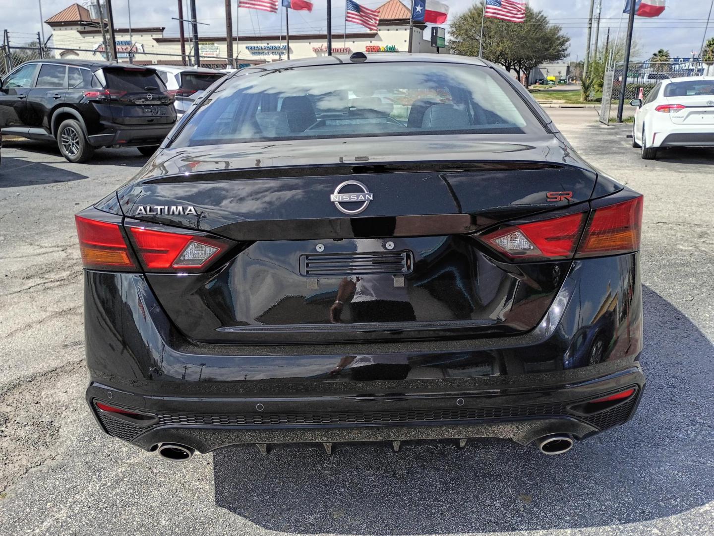 2025 Black /Black Nissan Altima 2.5 SR (1N4BL4CV1SN) with an 2.5L L4 DOHC 16V engine, CVT transmission, located at 1842 Wirt Road, Houston, TX, 77055, (713) 973-3903, 29.805330, -95.484787 - Photo#3