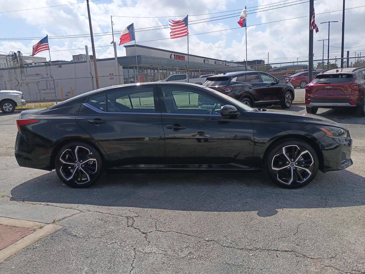 2025 Black /Black Nissan Altima 2.5 SR (1N4BL4CV1SN) with an 2.5L L4 DOHC 16V engine, CVT transmission, located at 1842 Wirt Road, Houston, TX, 77055, (713) 973-3903, 29.805330, -95.484787 - Photo#5