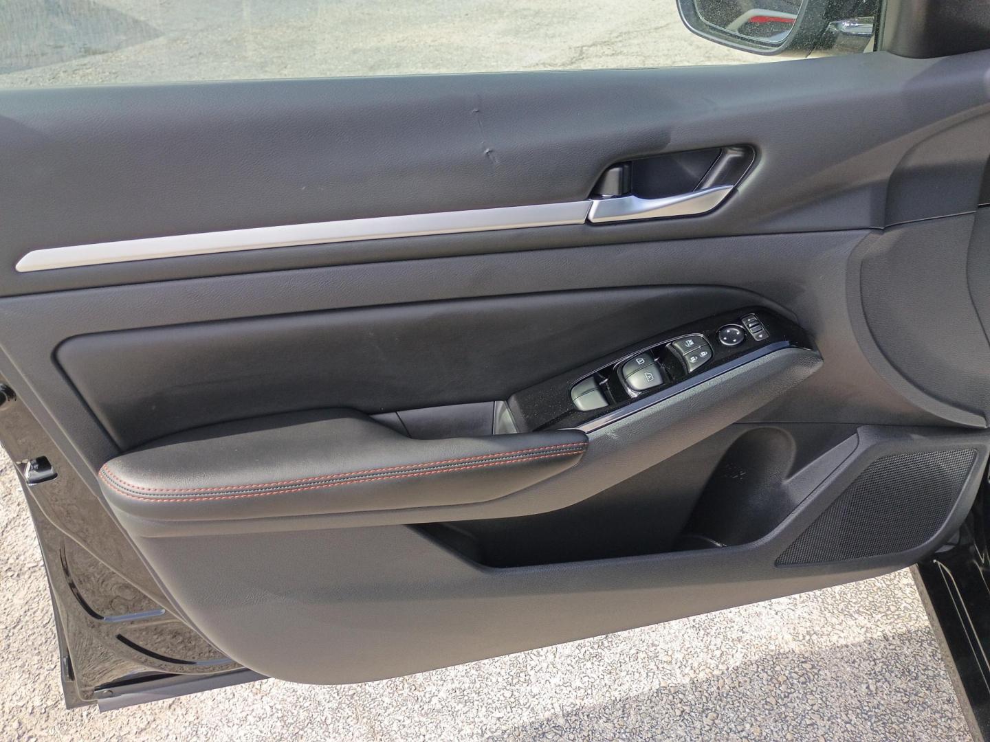 2025 Black /Black Nissan Altima 2.5 SR (1N4BL4CV1SN) with an 2.5L L4 DOHC 16V engine, CVT transmission, located at 1842 Wirt Road, Houston, TX, 77055, (713) 973-3903, 29.805330, -95.484787 - Photo#9