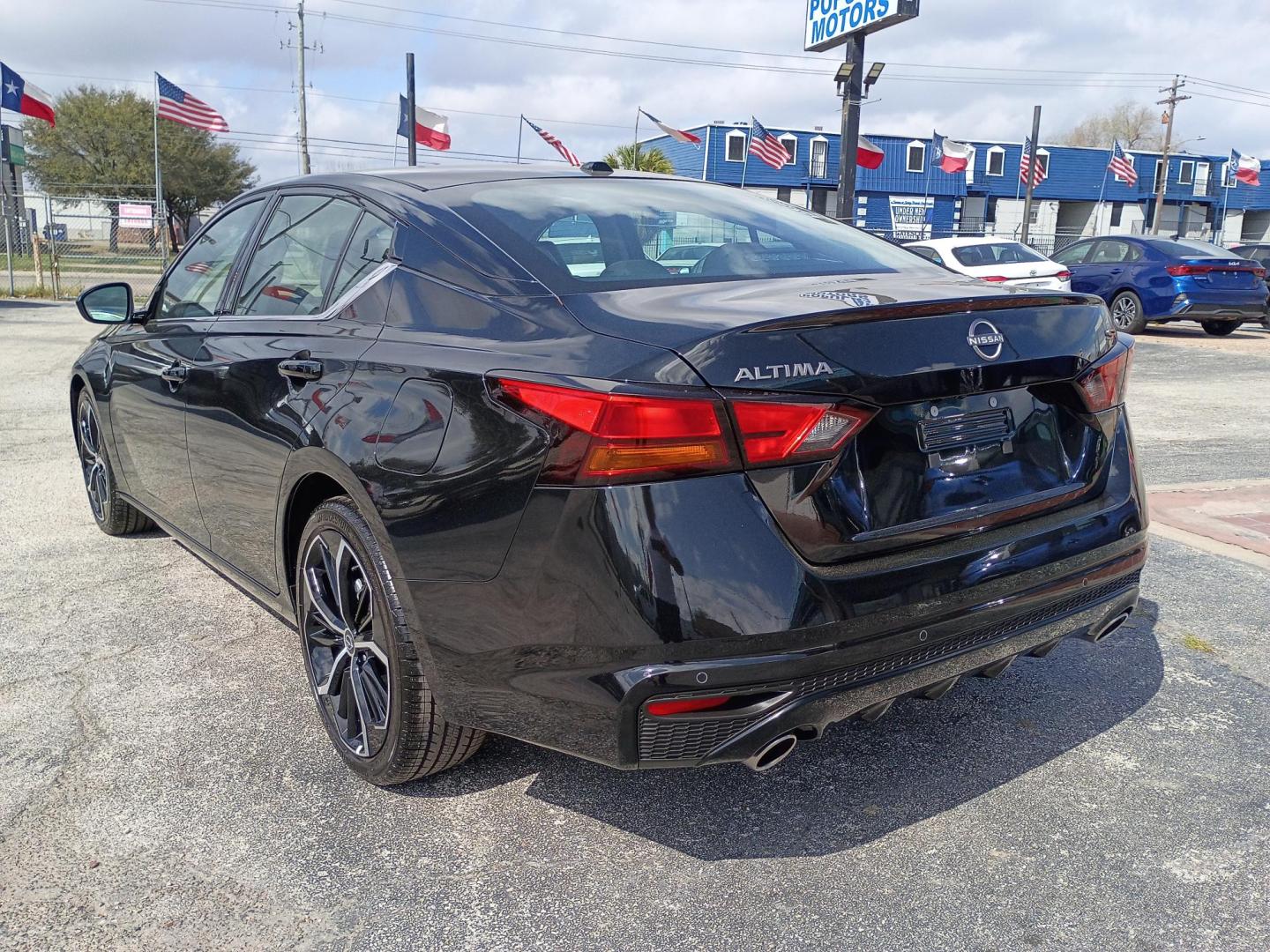 2025 Black /Black Nissan Altima 2.5 SR (1N4BL4CV1SN) with an 2.5L L4 DOHC 16V engine, CVT transmission, located at 1842 Wirt Road, Houston, TX, 77055, (713) 973-3903, 29.805330, -95.484787 - Photo#2